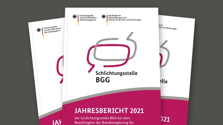 Ein Stapel der Jahresberichte. Ganz oben liegt der Jahresbericht 2021.